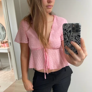 Rosa Blus  - Söt rosa blus med knyting 💕Osäker på vart den är ifrån samt storlek. Jag brukar ha storlek S i toppar och den passar mig. Hade även passat mindre, XS. 