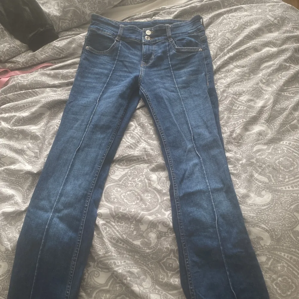 Säljer nu dessa fina jeans med en fin detalj längst med benet, då dom inte passar mig 💕. Jeans & Byxor.