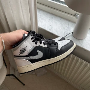 Jordan 1 mid smoke grey - Jordan 1 mid smoke grey   Storlek eu 36 us 4Y Skick 8/10, lite starloss  Köpta på SOLD OUT för 2.200 kr, kvitto finns