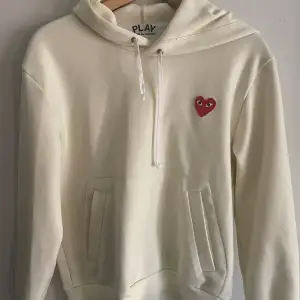 Köpt på Plick men passade dessvärre inte mig.  CDG hoodie i använt skicka. Finns  fläckar och är på några ställen nopprig dock inte prövat tvätta/nopprat.   