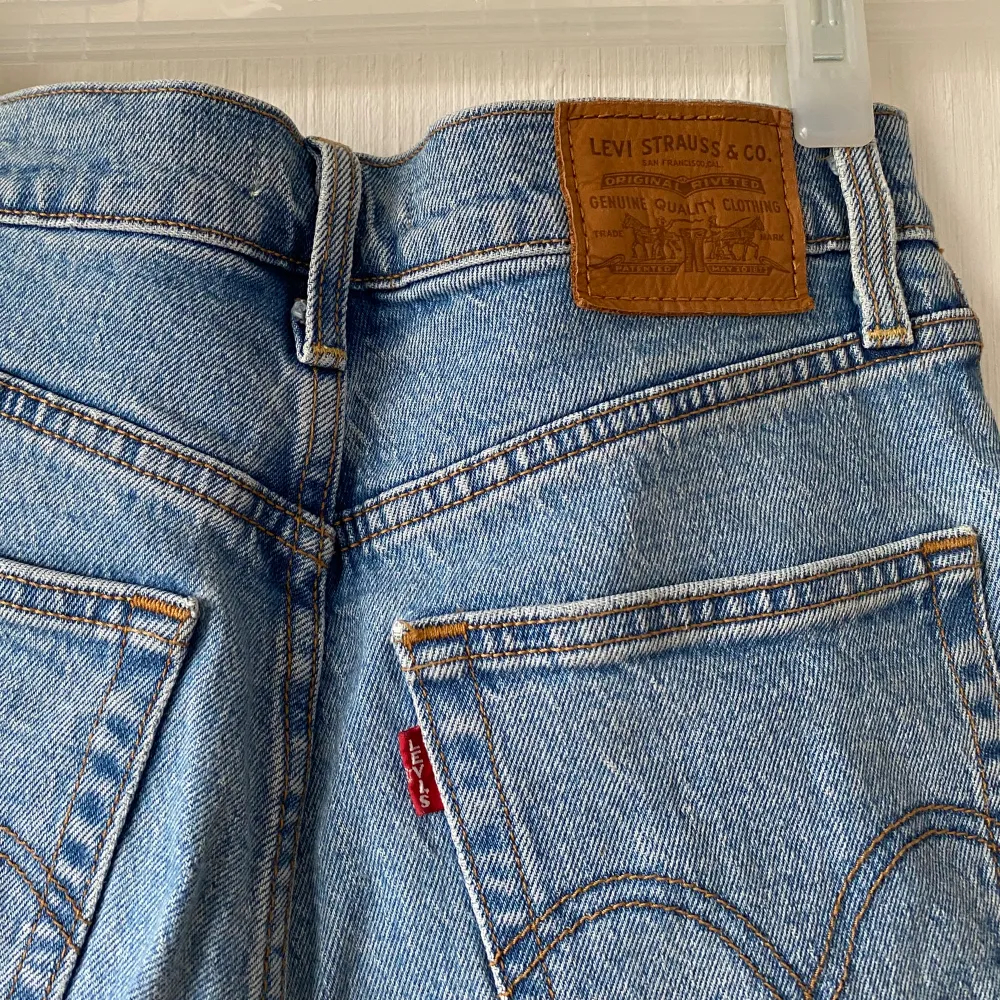 Levis jeans i modellen ”ribcage crop flare” i storlek 25. Knappt använda.. Jeans & Byxor.
