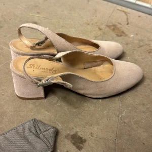 Klackskor  - Säljer klackskor rosa/beige eftersom att de inte kommer till användning, storlek 36 men banden kan justeras ,i bra skick
