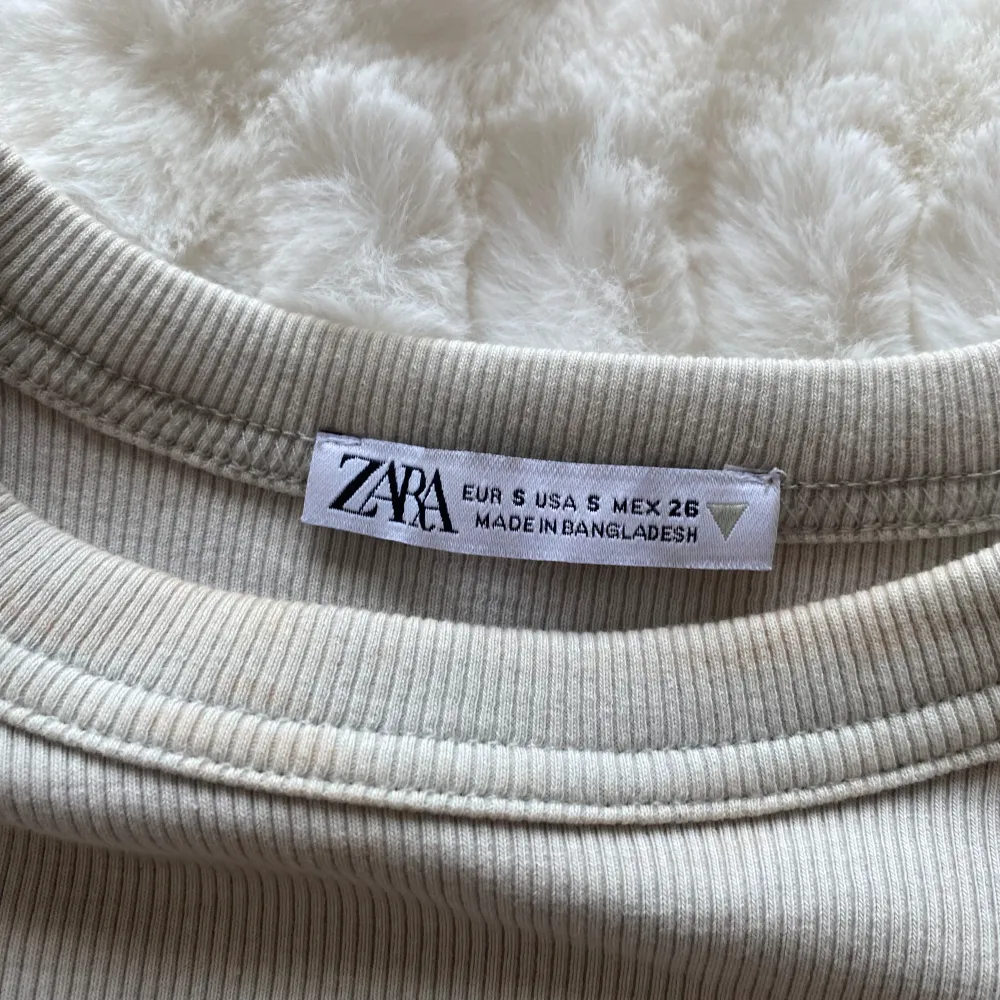 En långärmad tröja från Zara som är helt oanvänd. Tröjan är lite vit/ beige.. Tröjor & Koftor.