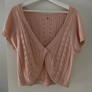  Broderad kofta - Säljer nu ett utav mina favorit plagg! Den perfekta koftan som är supersöt och fungerar till allt⭐️ köpte för några år sedan här på Plick 