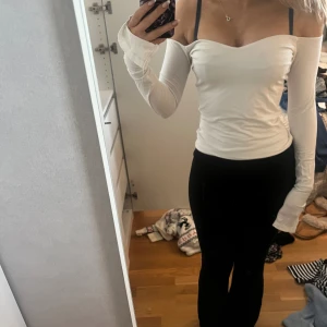 Vit tröja - Säljer denna vita Gina tröjan då jag inte andvänder längre, i bra skick