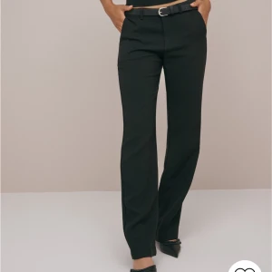 lågmidjade kostymbyxor  - Jag säljer dessa kostymbyxor från nelly, eftersom jag inte använder de längre. Jätte fint skick då jag inte använt de mycket. Hör av dig vid egna bilder eller frågor! 💕