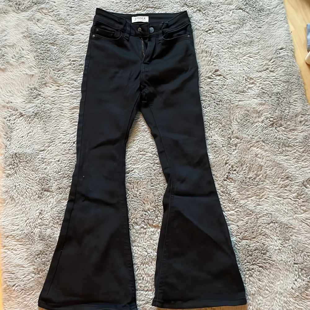 Svarta jeans från Lindex i st 128 i fint sick men fins dock ett litet håll på knät. Jeans & Byxor.