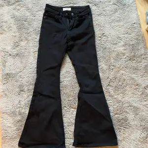 Svarta jeans från Lindex i st 128 i fint sick men fins dock ett litet håll på knät