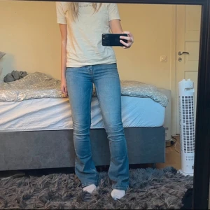 Jeans midwaist Zara - Säljer dessa otroligt fina midwaist jeans från Zara i storlek 38! Jättesköna med stretch, enda skavanken är väll den lilla slitningen på höger ben som inte ens syns när de är på, annars är de fläckfria!💕💕💕