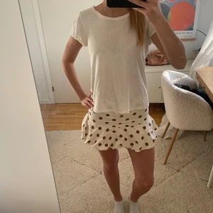 Brunprickig kjol - Jätte söt kjol med volang och bruna prickar