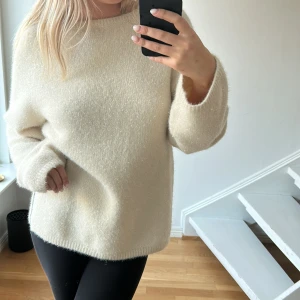 Stickad glitter - Glittrig stickad tröja från hm i strlk Xs (oversized) med slits på sidorna. Inga defekter eller skador på tröjan🤍