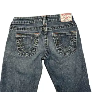 Ett par najs true religion jeans i storlek. 26. Midja:,34 Ytterbenslängd: 102, innebenslängd: 82,benöppning:22. Tyvärr har vi inga bilder hur de sitter på så jämför gärna måtten med ett par egna byxor. Skriv på dm vid frågor eller fler bilder🤍