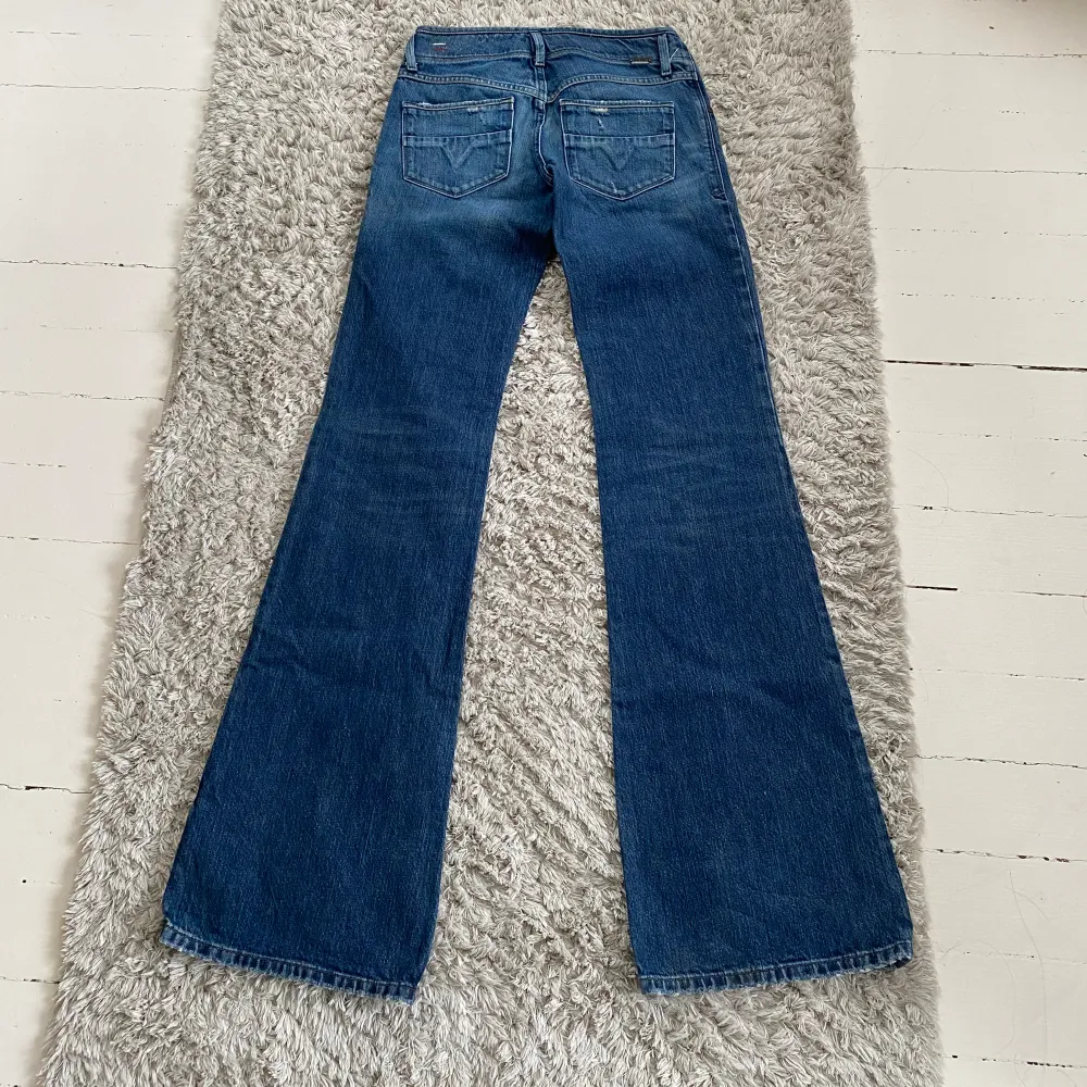 Lågmidjade Diesel jeans i storlek 25/34💕 Midjemåttet: 34cm rakt över Innerbenslängd: 89cm . Jeans & Byxor.