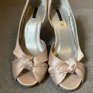  fina klack skor nästan inte alls slitna skulle vara jättefina till sommaren Eller på typ ett bröllop.