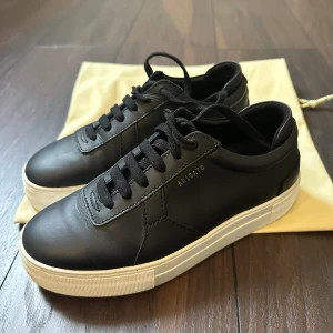 Axel Arigato skor - Axel Arigato skor storlek 37. Använda max 5 gånger så i väldigt fint skick!☺️ Köpta från Axel Arigatos hemsida för 2450kr