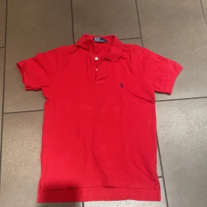 Ralph lauren piqe - Röd Ralph lauren piqe som är som ny.