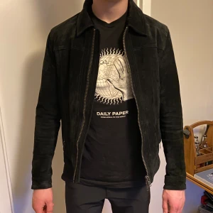 Vårjacka - En mocka jacka från Rock & Blue som kostade ca 2000 nypris. Har Teddy material på insidan så passar även till kallare väder. I fint skick (den är inte fläckig som på bilden utan det är materialet). Köparen står för frakt