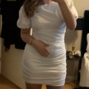 Klänning x Linn Ahlborg  - Säljer denna fina klänning från Linn ahlsborgs kollektion med Nelly. Den är super fin och passar bra nu till studenten eller sommaren allmänt.  Klänningen är i toppen skick. I storlek 40 men passar mig som vanligtvis har storlek 36/38! 