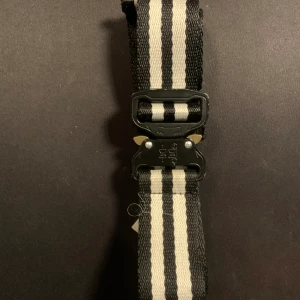 STUFH BÄLTE - Ett svart vitt bälte från STUFH , ONE SIZE