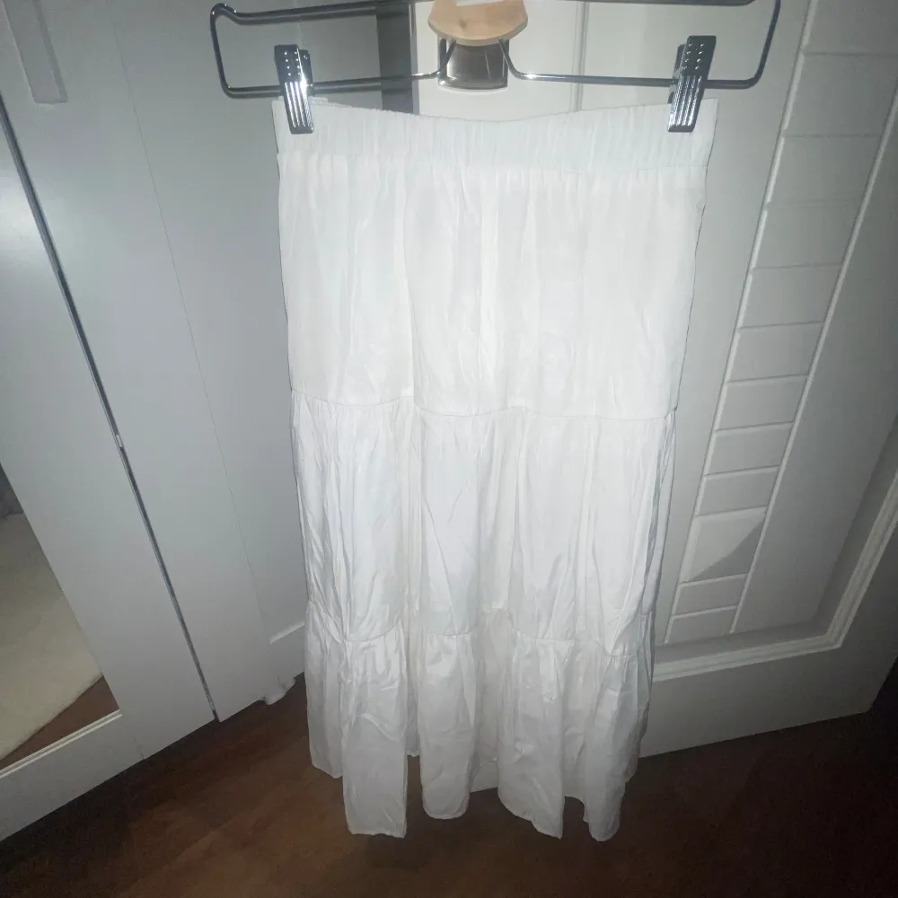 Säljer denna supersöta lång kjol från Lindex. Den är för kort för mig som är 174cm lång. Den är inte använt men lite skrynklig då den legat ner i garderoben ett tag! (Skulle säker passa en S) Pris går att diskuteras osv. Frakt tillkommer 📦. Kjolar.