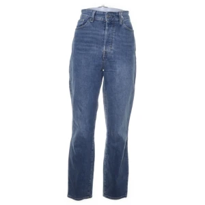 H&M Jeans - Köpte på sellpy, men de passade inte så säljer dem här. Midjemått: 72 cm, innerbenslängd 74 cm. Är lite smalare i benen av vad bilder visar och de har samma blå färg på hela benen.