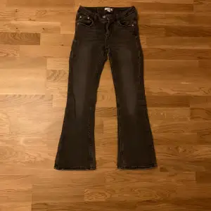 En par superfina bootcut jeans.❤️ Frakt 13 kr.💕
