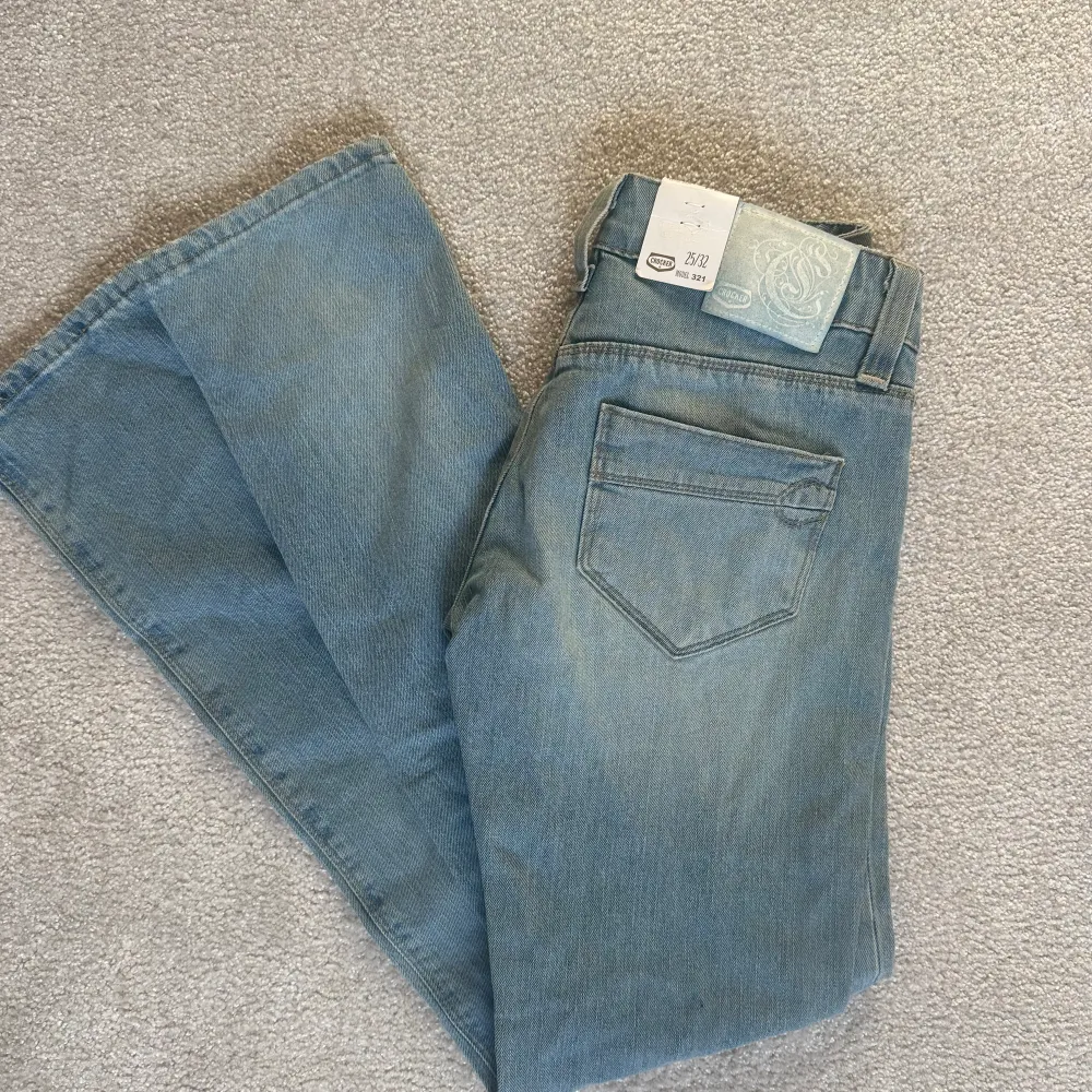 Jeans med låg midja och raka ben.  Aldrig använda, säljer då de är för små för mig.. Jeans & Byxor.