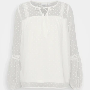 vit blus - super söt vit blus från vila. använd sällan och säljer på grund av att den inte kommer till användning. storlek 36 men passar nog M också