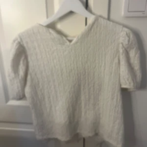 Zara blus - Hejsan! Jag säljer min super fina blus från zara i storlek 13-14 år 164 den är inte använd mycket den formas ej konstigt i axlarna eller runt midjan jag köpte den 2022 för 300kr och kommer sälja för 200kr skriv om du är intresserad💗
