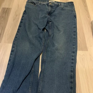 Mega Baggy jeans - Midja: 50cm Längd: 102cm Lår: 36cm Ben: 25cm