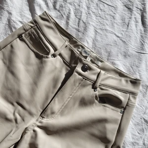 Skinnbyxor från Only - Jag säljer dessa knappt använda skinnbyxor från Only i storlek 34. De är true to size och har en rak passform. Byxorna är av fuskskinn.   Jag kan skicka med postnord eller instabox eller mötas upp i Borås💗