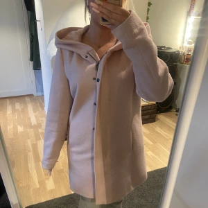 Rosa kappa - Så fin rosa kappa från vero Moda i st XL men sitter som M/L💞 Priset är diskuterbart 