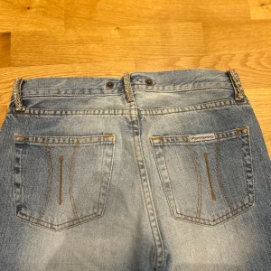 Fornarina lågmidjade jeans - Blåa lågmidjade bootcut Fornarina jeans, som är köpte på Plick men tyvärr är försmå för mig. Inga defekter/hål och som nya💞💞Har även snygga diamanter (går att ta bort)!