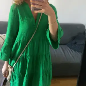 Säljer denna gröna klänning från only. Jättefin men använder knappt. ❗️Finns även ett band till som ska knytas runt midjan