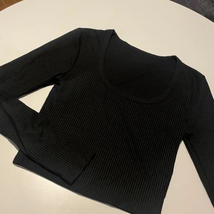 Svart tröja - Svart ribbad tröja i skönt material, oanvänd 