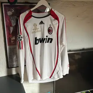 Good quality with two very small stains in the front vintage AC milan 2007 kit with kaka on the back 