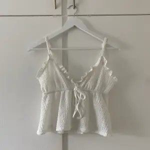 Säljer detta gulliga vita linne. Köpt för någon sommar sen men använd sparsamt så inga defekter💕 i storleken XS men funkar som S också :)