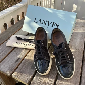 Lanvin patent captoe sneaker  - Säljer dessa stilrena lanvin skor i storlek 42 (passar även 43). Box, påse och extra skosnören inkluderas. Nypris 4500kr. Mitt pris endast 2000kr. Pris kan diskuteras!