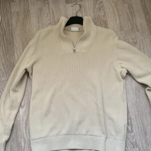 Zip tröja - En fin zip tröja som är för liten inga skador eller något knappt använd. Ny pris 250kr