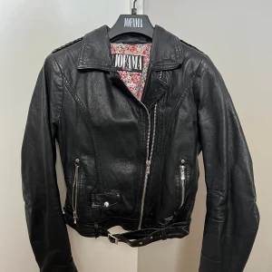 Jofama by Kenza jacka - Jättefin skinnjacka!  Sparsamt använd  Stlk 34 passar en 36a  Nypris: 3499:-