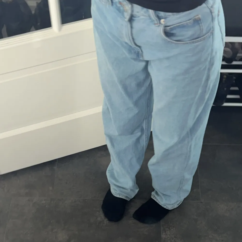 Blåa jeans som har använts fåtals gånger innan. Ser ut som ny🩵. Jeans & Byxor.