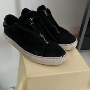 Axel arigatos  - Den är i storlek 40 men passar bra på storlek 41 jag säljer dom eftersom dom är för småa och är i 8,5/10 i skick, och pris kan diskuteras!