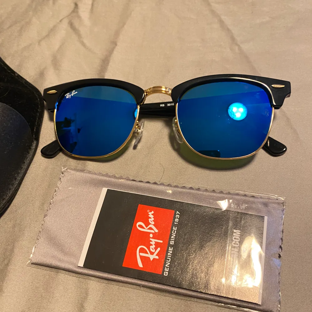 Rayband solglasögon, helt nya endast använda 1 gång kommer med puts och fodral.. Accessoarer.