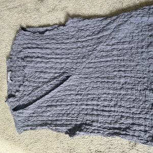 Zara topp - Säljer en jätte fin zara topp som tyvärr inte har kommit till användning💕 i storlek L men passar mig perfekt som brukar ha s/m💕