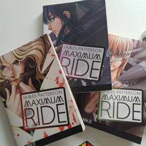 Maximum Ride av James Patterson  - Svart och vit manga på engelska om 5 personer som har blivit experimenterade på och har därför ängel vingar. Jätte spännande bok som är perfekt för tonåringar. ❤️