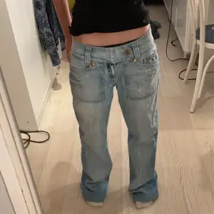 Lågmidjade jeans i storlek 26/34
