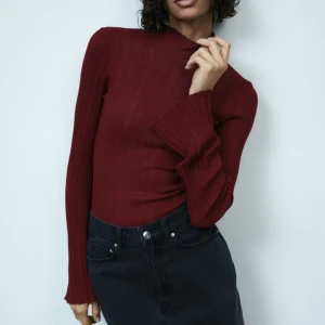 Ribbstickad tröja - Köpt i februari men kommit till användning bara en gång, alltså i väldigt bra skick💗