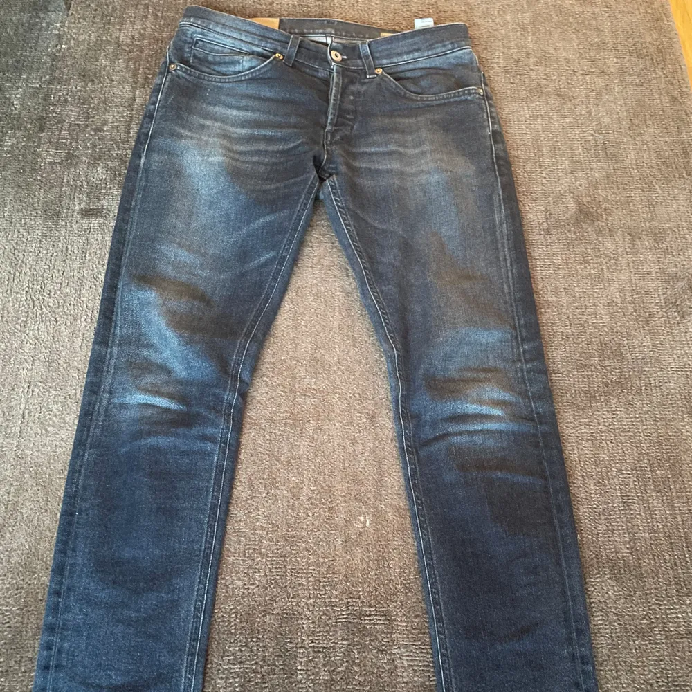 Trendiga Dondup jeans, modellen George. Snygg färg och i skick 8/10. Skriv vid intresse! Frakt ingår ej!. Jeans & Byxor.
