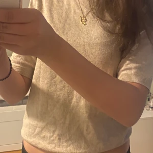 Kortärmad stickad tröja  - Jätte fin stickad kortärmad tröja till sommaren! Tunt material så det inte blir för varmt.