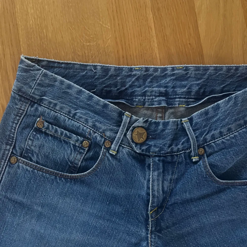 Säljer dessa ursnygga levi’s jeans som inte går att få tag på längre❣️ Säljer dem då dem är förlånga för mig som är 164cm. Inga defekter som direkt syns, den som finns är bild 5.  Kan gå ner i pris.  Hör av er för fler frågor❤️. Jeans & Byxor.